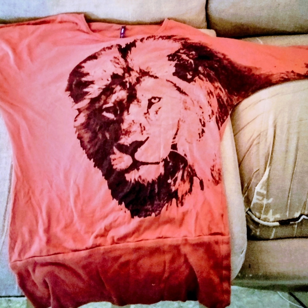 Vigoss Collections Large long sleeve tee shirt orange,and black with lion logo